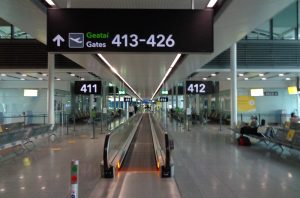 Apesar da aparente ousadia, especialistas e companhias aéreas alertam para os riscos envolvidos | Foto: Reprodução/Flickr