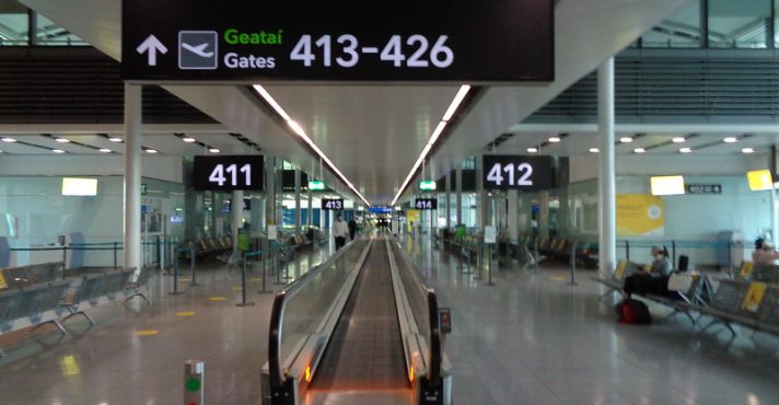 Apesar da aparente ousadia, especialistas e companhias aéreas alertam para os riscos envolvidos | Foto: Reprodução/Flickr