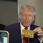 Trump apresenta protótipo do 'visto dourado' a jornalistas durante entrevista no Air Force One: geração de empregos | Foto: Reprodução/Redes sociais