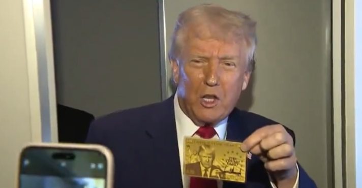 Trump apresenta protótipo do 'visto dourado' a jornalistas durante entrevista no Air Force One: geração de empregos | Foto: Reprodução/Redes sociais