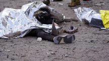 Rússia; Corpos de residentes jazem no local de um ataque de mísseis russos, em meio ao ataque da Rússia à Ucrânia, em Sumy, Ucrânia - 13/4/2025 | Divulgação/Reuters