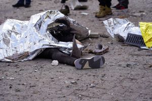 Rússia; Corpos de residentes jazem no local de um ataque de mísseis russos, em meio ao ataque da Rússia à Ucrânia, em Sumy, Ucrânia - 13/4/2025 | Divulgação/Reuters