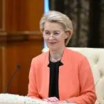 A presidente da União Europeia, Ursula Von der Leyen, participa de uma reunião com o presidente do Uzbequistão