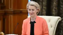 A presidente da União Europeia, Ursula Von der Leyen, participa de uma reunião com o presidente do Uzbequistão
