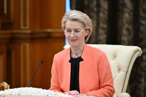 A presidente da União Europeia, Ursula Von der Leyen, participa de uma reunião com o presidente do Uzbequistão