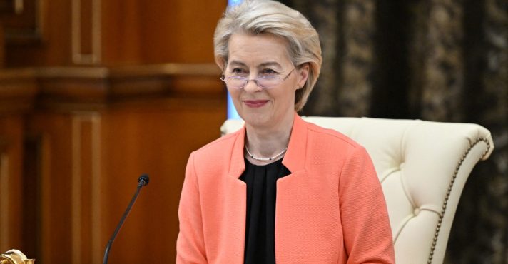 A presidente da União Europeia, Ursula Von der Leyen, participa de uma reunião com o presidente do Uzbequistão