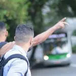 Pessoas utilizando o transporte público, em alusão à notícia sobre roubo de ônibus no Rio de Janeiro