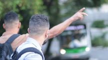 Pessoas utilizando o transporte público, em alusão à notícia sobre roubo de ônibus no Rio de Janeiro