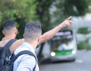 Pessoas utilizando o transporte público, em alusão à notícia sobre roubo de ônibus no Rio de Janeiro