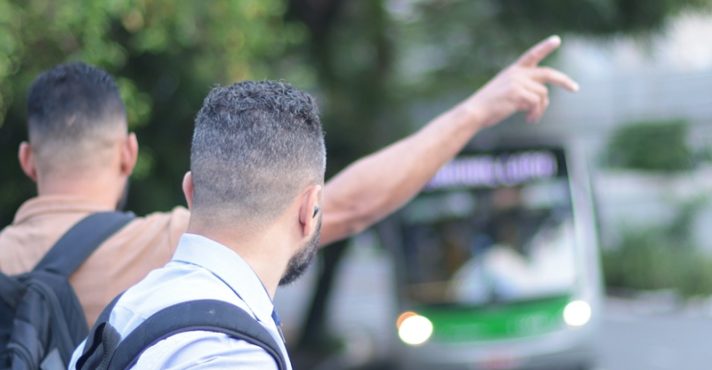 Pessoas utilizando o transporte público, em alusão à notícia sobre roubo de ônibus no Rio de Janeiro