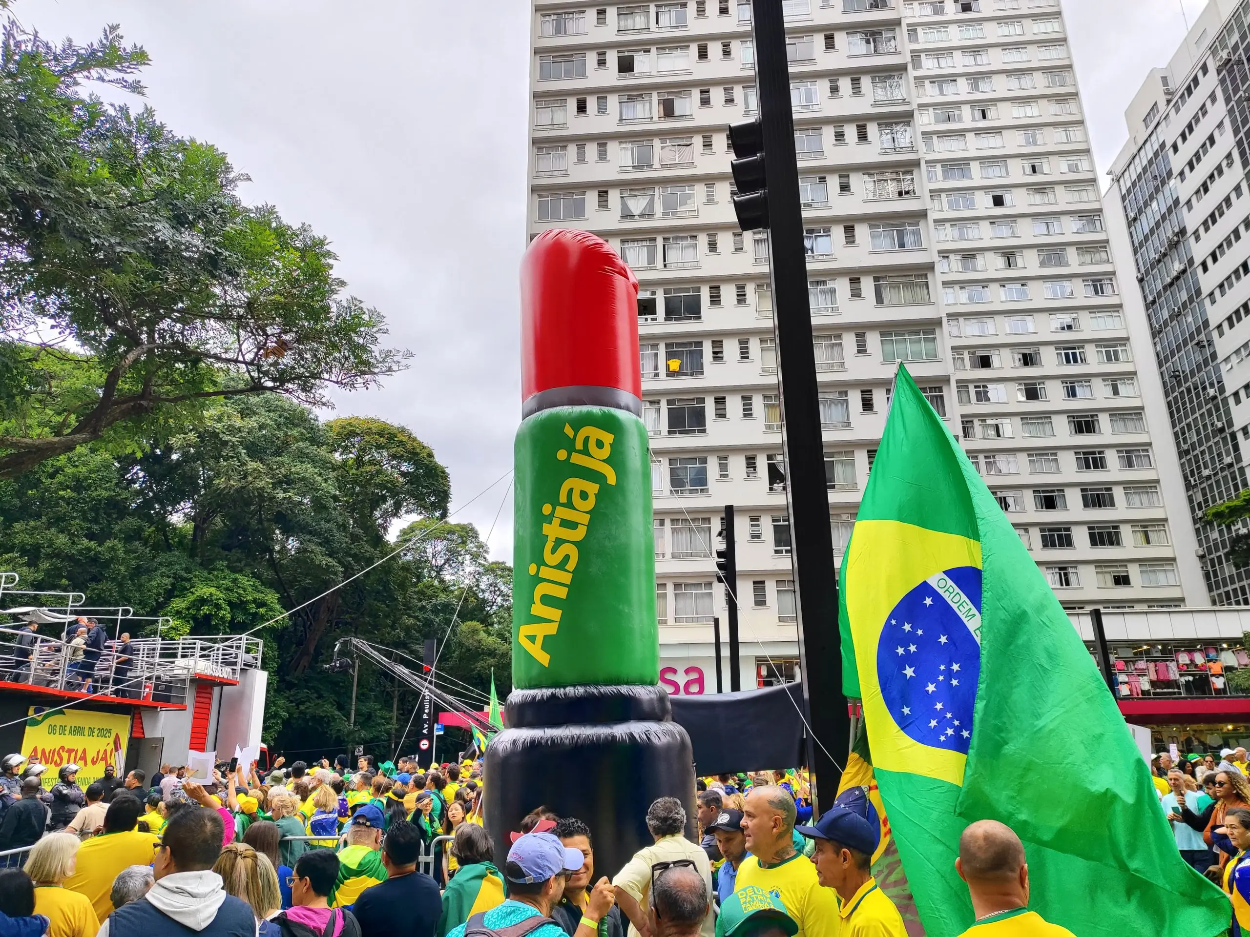 Batom gigante na Avenida Paulista | Foto: Revista Oeste