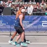 Postagem de Pedro Arieta no Instagram no momento em que ele levanta o corredor com fadiga e o ajuda a terminar a prova em Boston, nos Estados Unidos | Foto: Reprodução/Instagram/@arieta.p