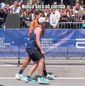 Postagem de Pedro Arieta no Instagram no momento em que ele levanta o corredor com fadiga e o ajuda a terminar a prova em Boston, nos Estados Unidos | Foto: Reprodução/Instagram/@arieta.p