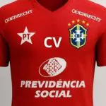 camisa vermelha da seleção brasileira de futebol - humor