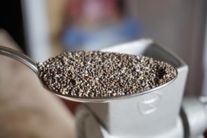 Sementes de chia, em uma colher