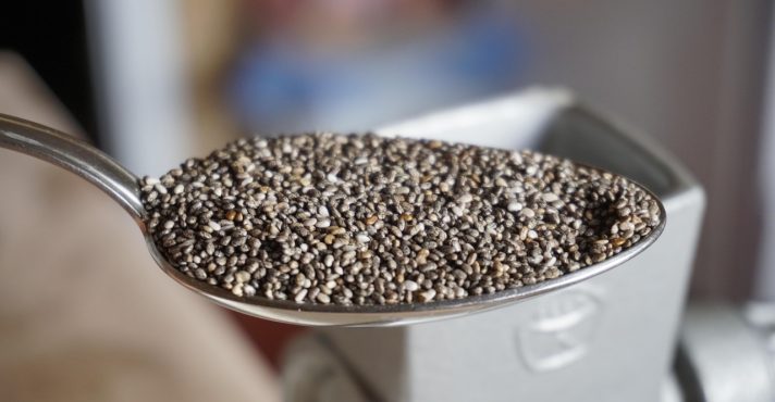 Sementes de chia, em uma colher