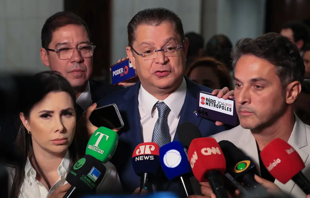 O líder do PL na Câmara, Sóstenes Cavalcante (centro) ao lado de outros representantes da oposição | Foto: Lula Marques/Agência Brasil