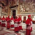 A procissão do Sagrado Colégio dos Cardeais entra na Capela Sistina, onde serão trancados para iniciar o conclave que elegerá um sucessor para o Papa | Foto: Reprodução/Redes sociais