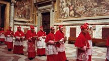 A procissão do Sagrado Colégio dos Cardeais entra na Capela Sistina, onde serão trancados para iniciar o conclave que elegerá um sucessor para o Papa | Foto: Reprodução/Redes sociais