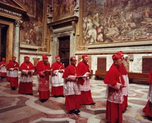 A procissão do Sagrado Colégio dos Cardeais entra na Capela Sistina, onde serão trancados para iniciar o conclave que elegerá um sucessor para o Papa | Foto: Reprodução/Redes sociais