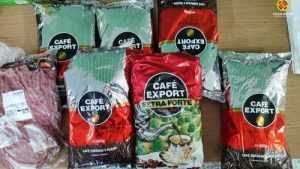 Pacotes de café e peça de picanha furtados pelo suspeito | Foto: PMDF/Divulgação