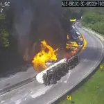 Caminhão tombou e provocou incêndio em Santa Catarina