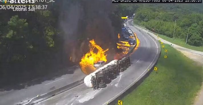 Caminhão tombou e provocou incêndio em Santa Catarina