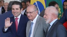 O presidente da Câmara, Hugo Motta, ao lado de Geraldo Alckmin e de Lula: proximidade com o governo |