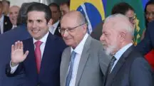 O presidente da Câmara, Hugo Motta, ao lado de Geraldo Alckmin e de Lula: proximidade com o governo |