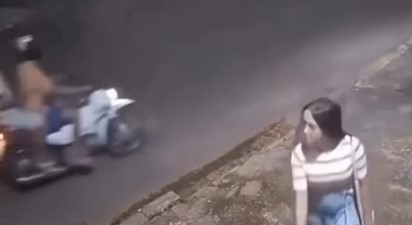 Mulher com Bíblia na mão reage a assalto e faz bandidos fugirem