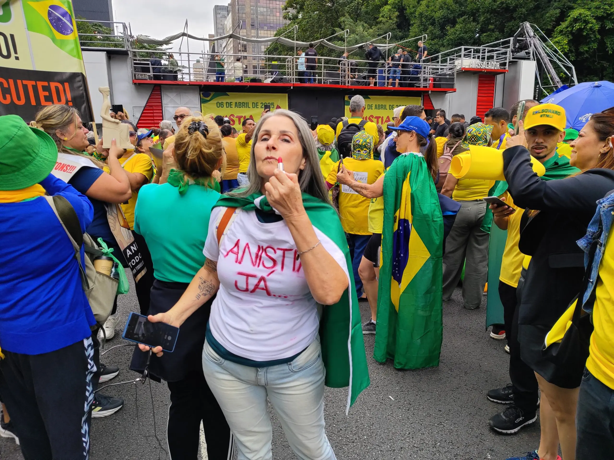 manifestante passa batom - thiago vieira