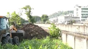 Desabamento de muro ocorreu durante uma obra da Águas do Rio | Foto: Reprodução/SBT