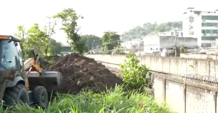 Desabamento de muro ocorreu durante uma obra da Águas do Rio | Foto: Reprodução/SBT