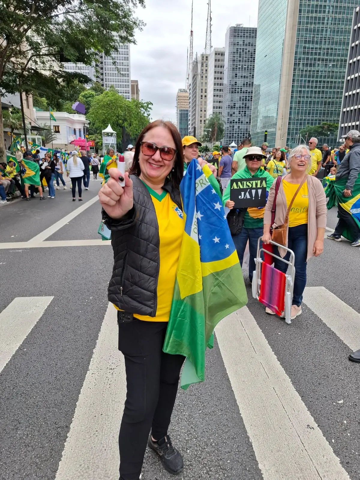 Manifestantes seguram batom em apoio a Débora dos Santos, condenada a 14 anos de prisão por escrever “perdeu, mané”, na estátua do STF | Foto: Revista Oeste