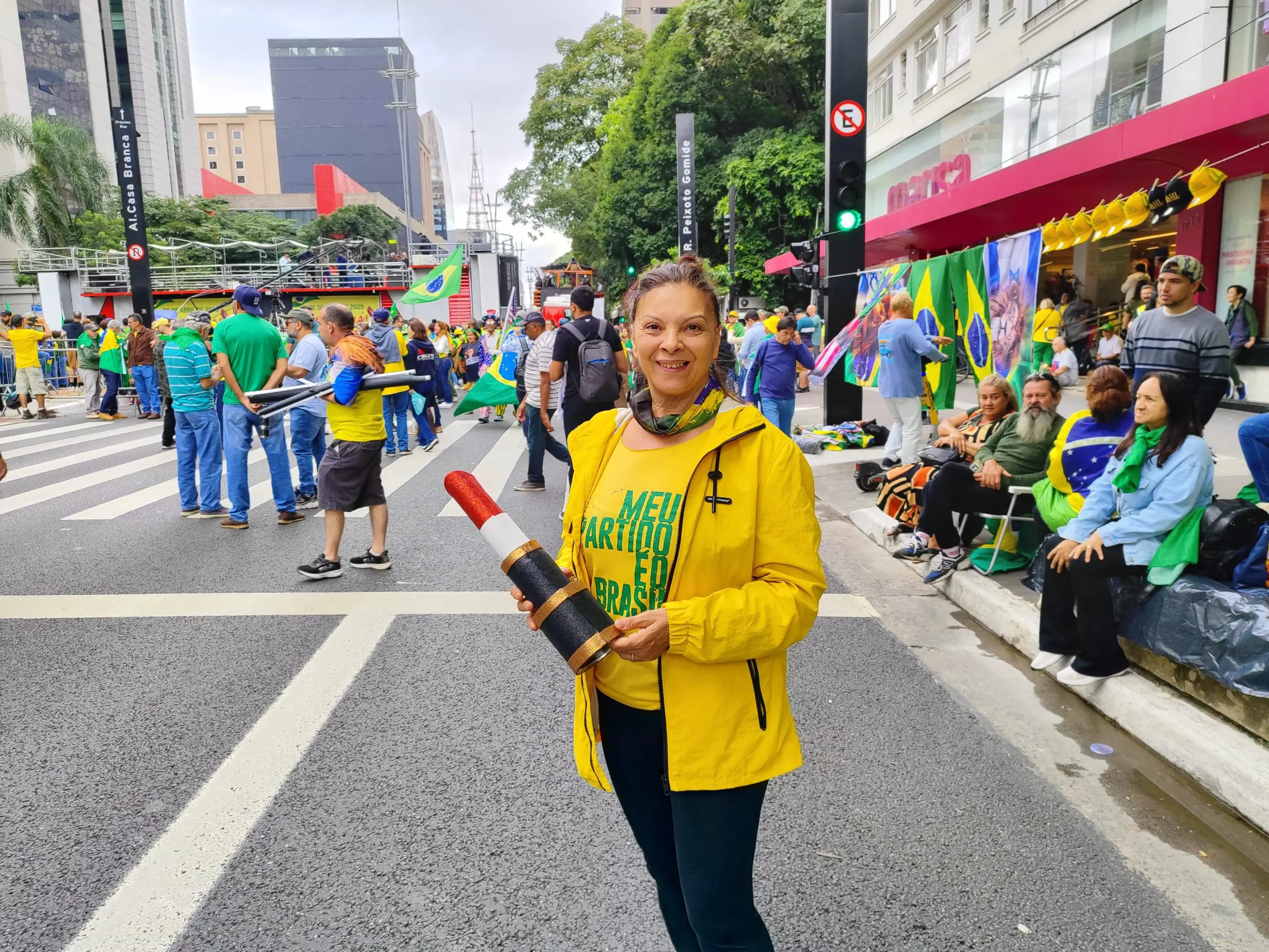 mulher com batom na avenida paulista