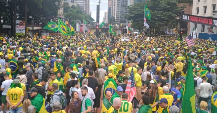 multidão toma conta da avenida paulista 2 - rodri terra