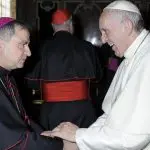 Giovanni Angelo Becciu junto ao Papa Francisco | Foto: Vatican Media/Divulgação