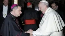Giovanni Angelo Becciu junto ao Papa Francisco | Foto: Vatican Media/Divulgação