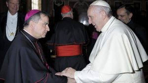 Giovanni Angelo Becciu junto ao Papa Francisco | Foto: Vatican Media/Divulgação