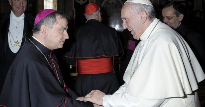 Giovanni Angelo Becciu junto ao Papa Francisco | Foto: Vatican Media/Divulgação