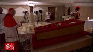Vaticano divulga imagens do papa Francisco no caixão