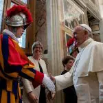 Papa Francisco cumprimenta integrante da Guarda Suíça: cuidados de um chefe de estado | Foto: Vatican News