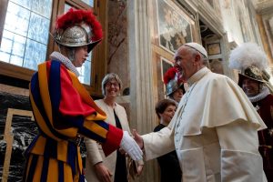 Papa Francisco cumprimenta integrante da Guarda Suíça: cuidados de um chefe de estado | Foto: Vatican News