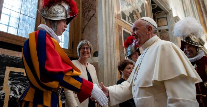 Papa Francisco cumprimenta integrante da Guarda Suíça: cuidados de um chefe de estado | Foto: Vatican News