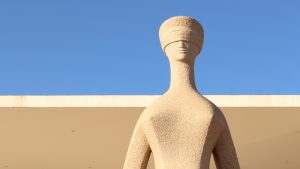 Apesar de servidores públicos, ministros do STF agora voam com proteção da FAB e sigilo de destinos, em nome da defesa da democracia | Foto: Shutterstock