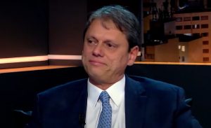 tarcísio de freitas emocionado no conversa com augusto nunes 2 - 08042025