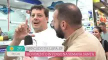 Homem 'faz o L' durante entrada ao vivo no programa É de Casa | Foto: TV Globo/Reprodução