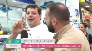 Homem 'faz o L' durante entrada ao vivo no programa É de Casa | Foto: TV Globo/Reprodução