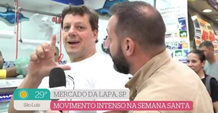 Homem 'faz o L' durante entrada ao vivo no programa É de Casa | Foto: TV Globo/Reprodução
