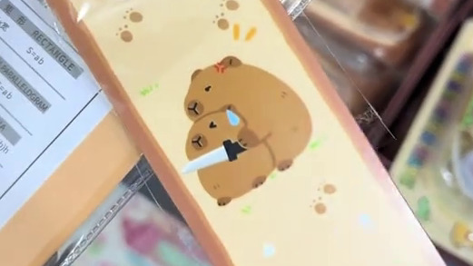 Adesivo mostra capivara com faca sobre o pescoço de outra | Foto: TikTok/Reprodução